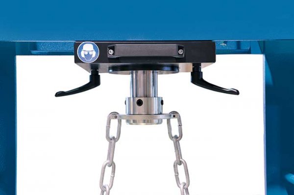 Regulacja wysokości stołu odbywa się w bardzo wygodny sposób za pomocą urządzeń podnoszących na cylindrze hydraulicznym