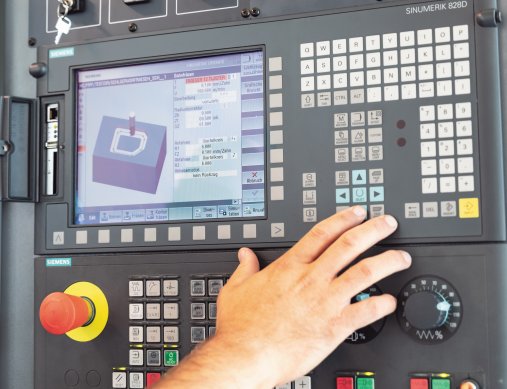 Siemens 828 D Basic: Simplitatea și suprafața de operare ușor de operat conving clientul. „Astfel, și angajații noi, care nu au experiență în domeniul CNC, necesită o instruire scurtă în operarea fără probleme și foarte eficientă a mașinii”, explică Klimczuk.